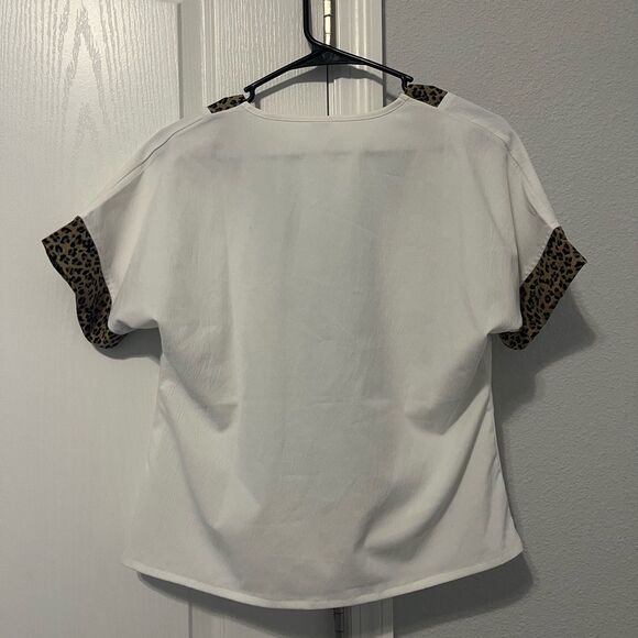 Blooming Jelly Women’s Polyester Leopard Shirt Light Fabric Size S NWOT - Picture 2 of 4